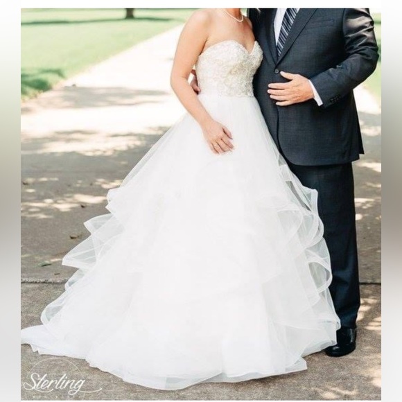 The Dress + Veil
Princess ball gown wedding dress with sweetheart bodice. - Picture 5 of 17